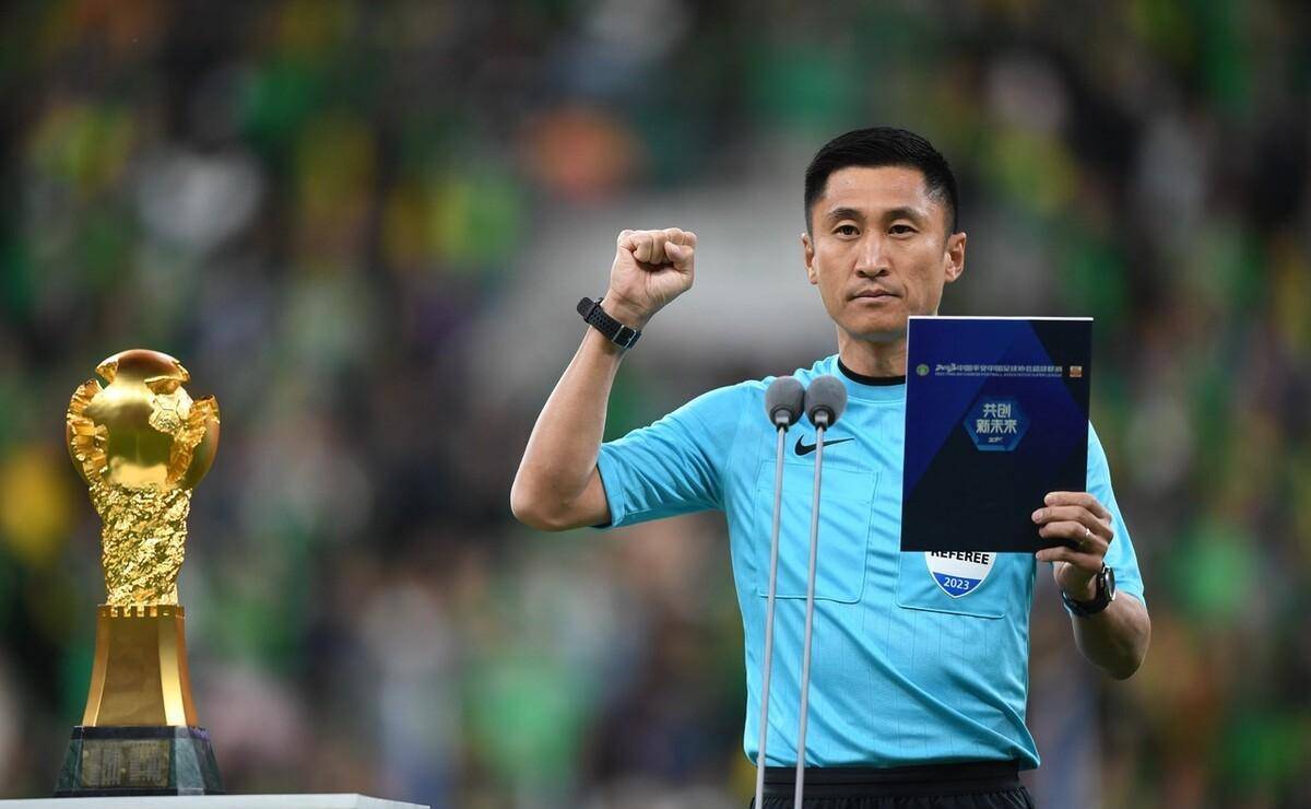 李雪芮带领中国队出征国际足球比赛