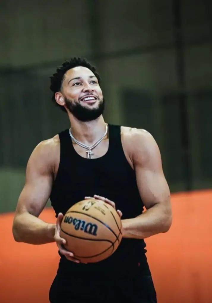 NBA球员在社交媒体分享训练日常，粉丝点赞的简单介绍