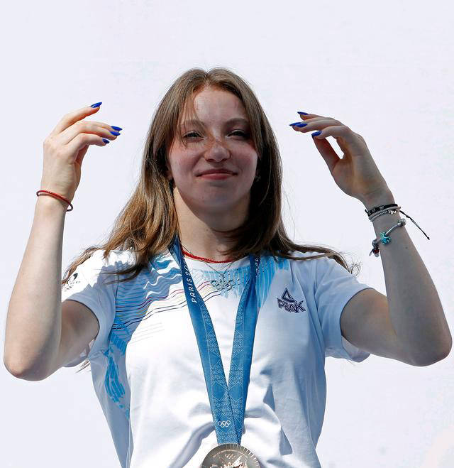 罗马尼亚体操队表演出彩，夺得金牌风采独具