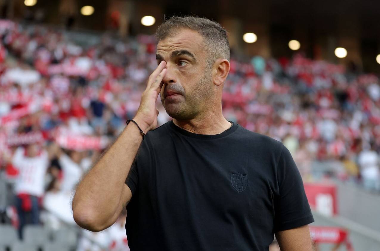 重要球队换帅，球员接受新教练指导的简单介绍