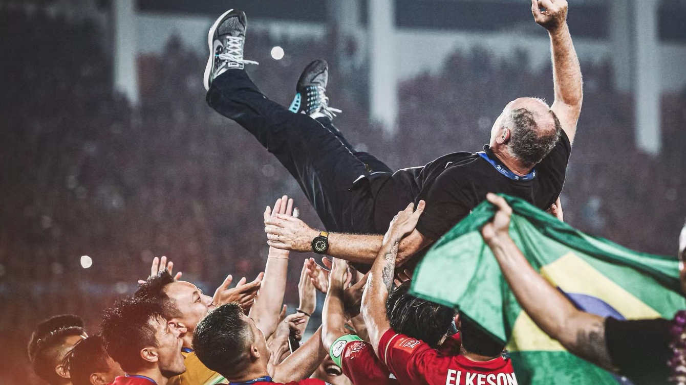 关于比赛场面惊险刺激，球员凝聚力爆发的信息