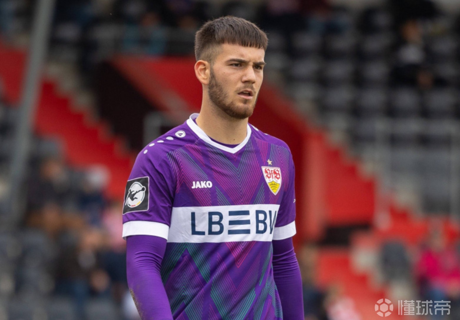 关于斯图加特队长表现出色，指挥球队逆转胜利的信息