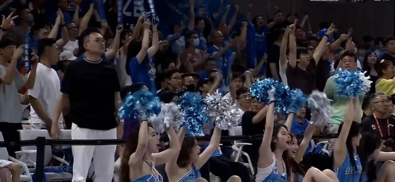 九游娱乐网站-浙江男篮绝杀获胜，全队庆祝胜利