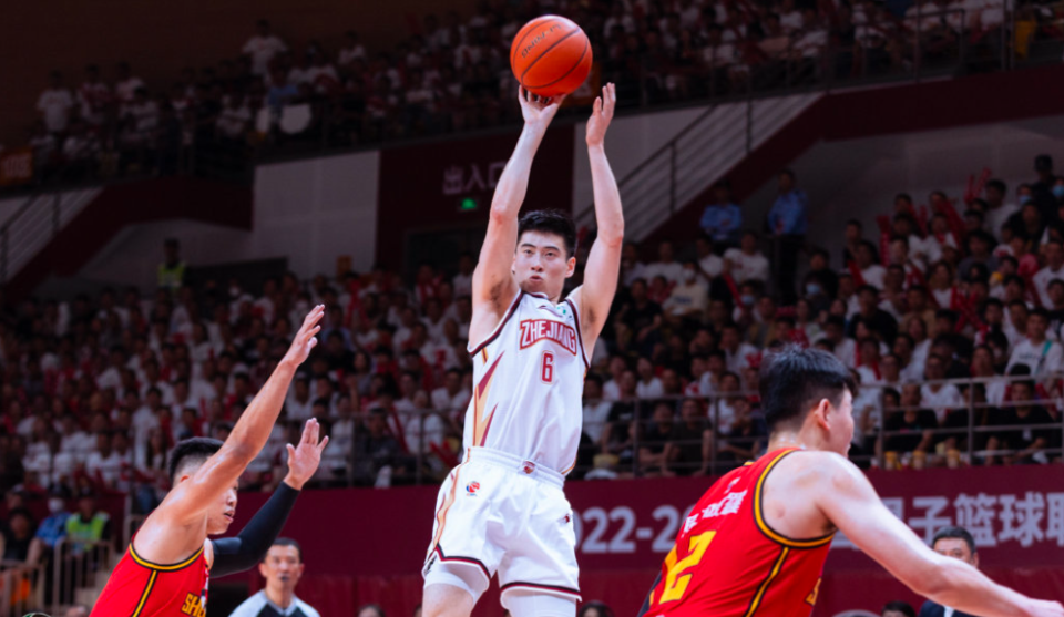 浙江男篮绝杀获胜，全队庆祝胜利