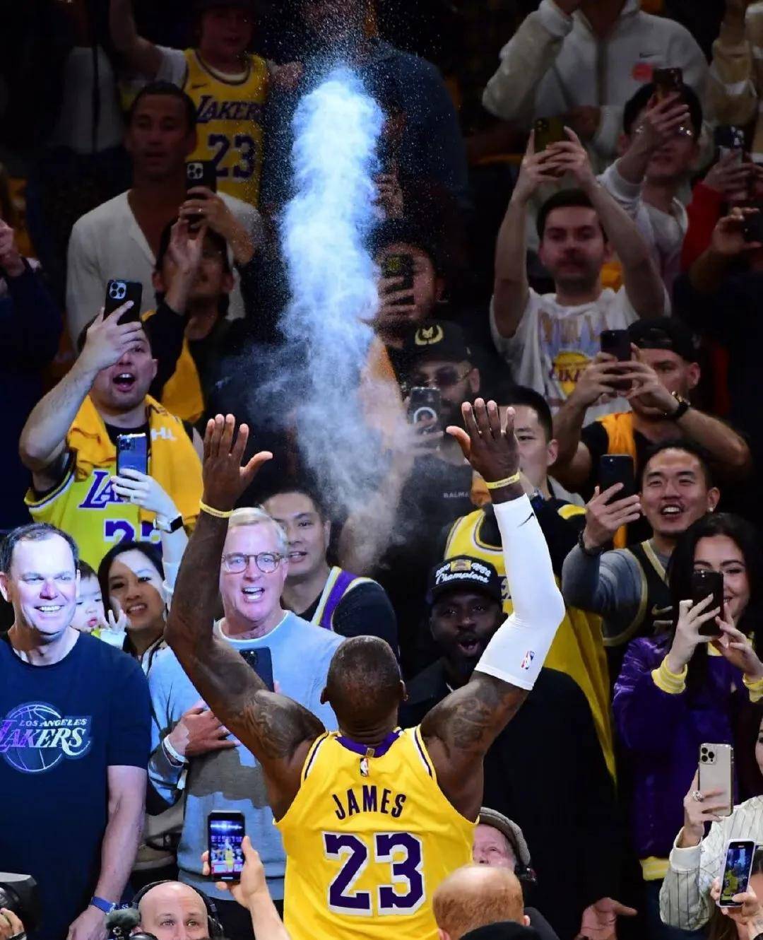 湖人主场失利，詹姆斯孤军奋战难挽败局