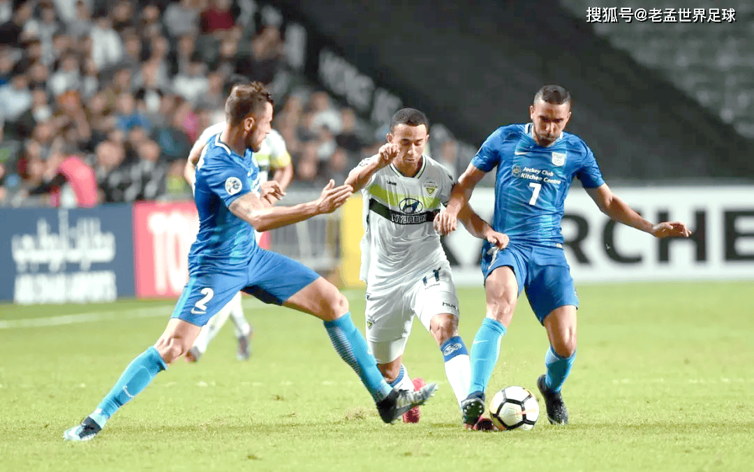 強隊交鋒，足球場上熱血橫飛的場面令人著迷