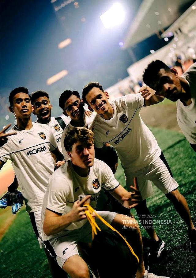 足坛明星合影走红，或外场活动受瞩目