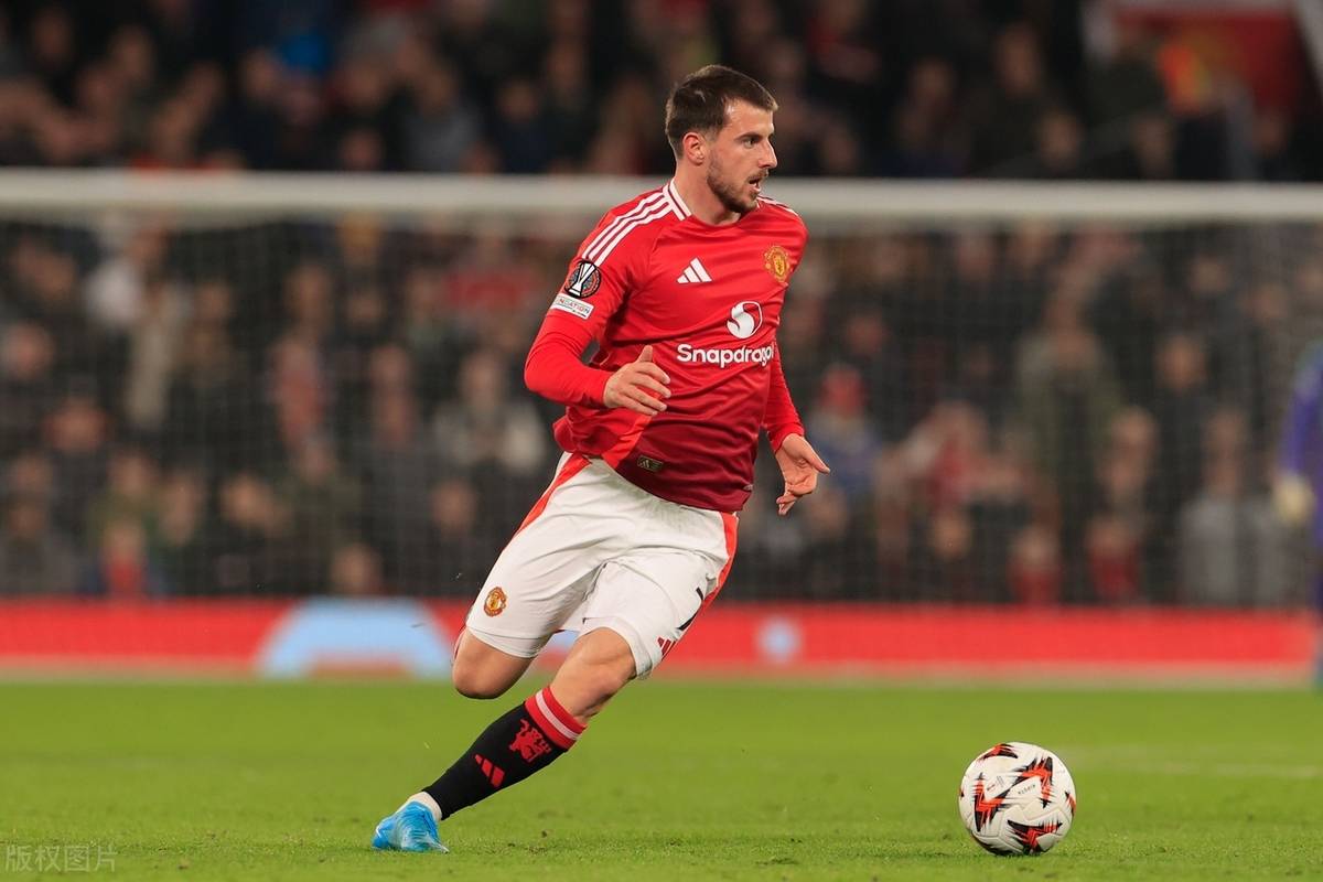 九游娱乐app下载-曼联中场再现抢眼表现，球队进攻线或将更具侵略性