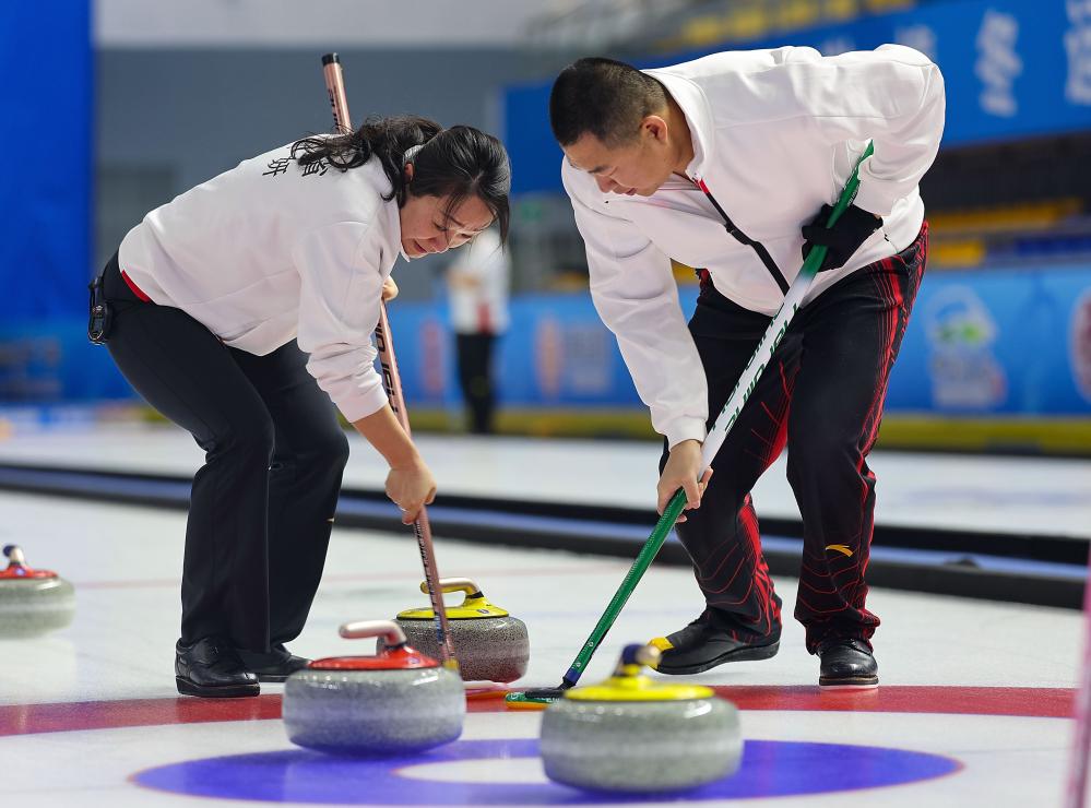 九游娱乐网页-冰壶比赛时享受冰雪运动的舒适快乐
