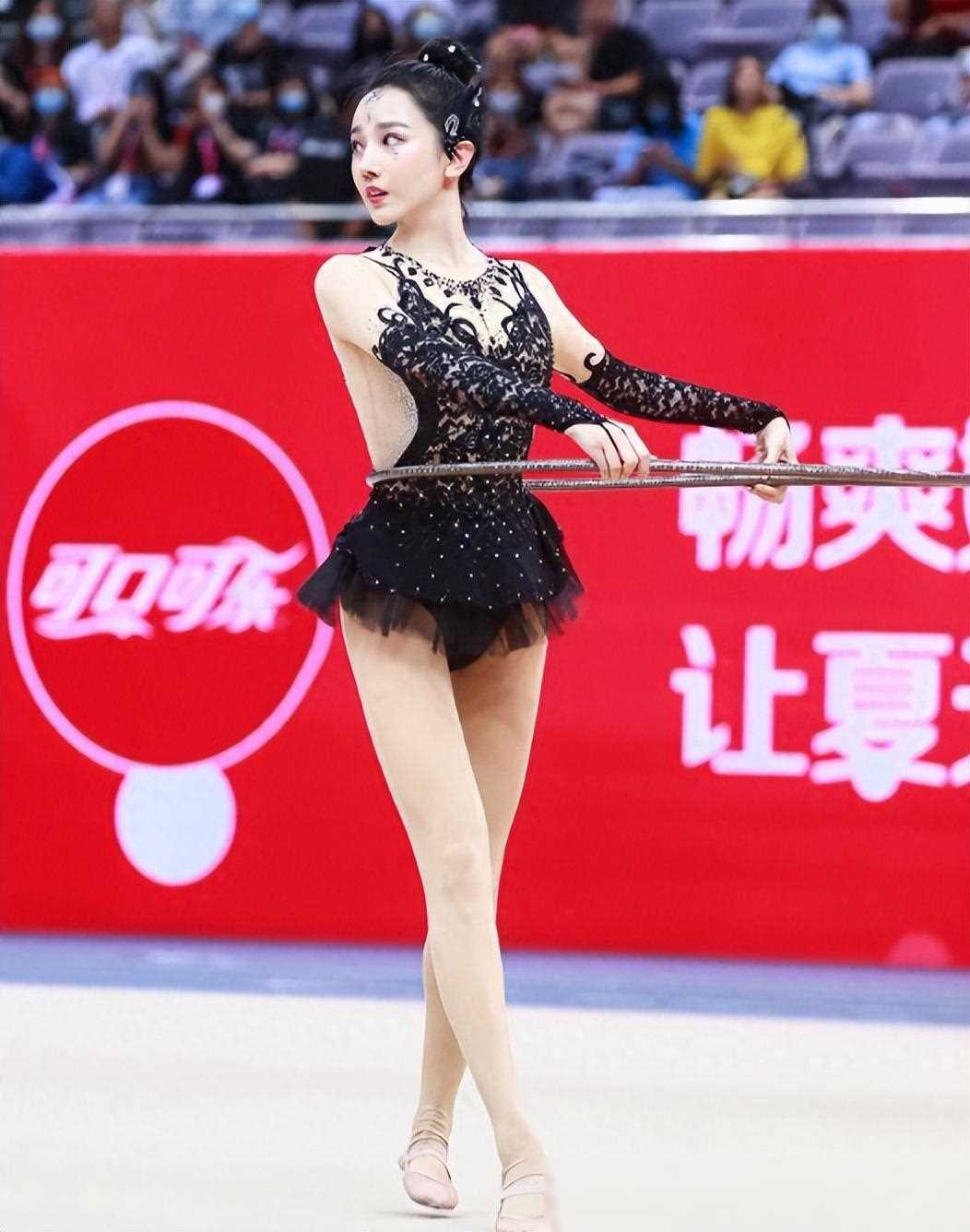 九游娱乐网站-惊艳表现！选手凭借精湛技艺夺得体操项目金牌的简单介绍