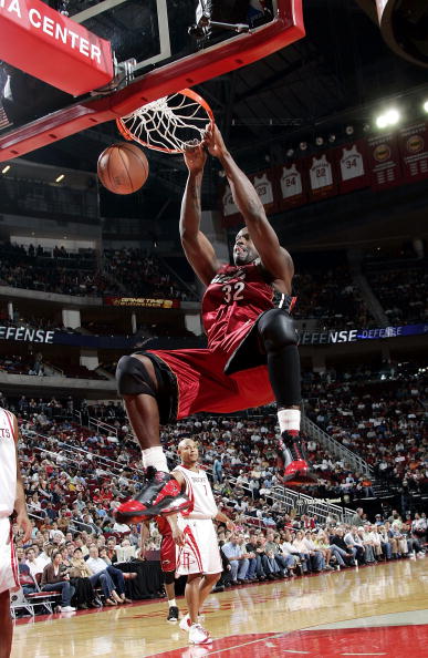 雄火箭横扫热火，伍兹表现抢眼成为全场焦点