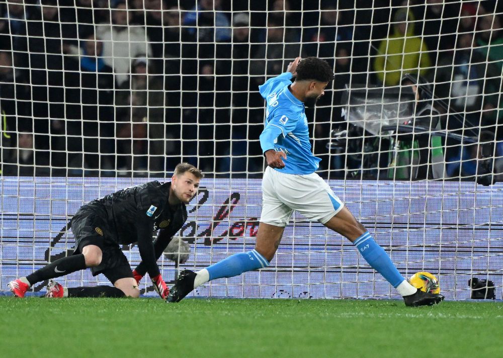 包含那不勒斯主场逼平，榜首位置稍显不足的词条