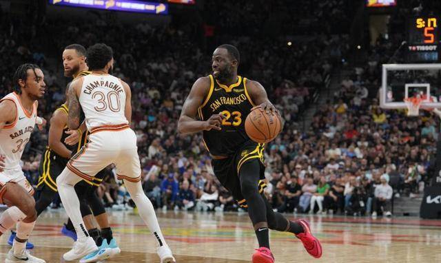 包含马刺队在季后赛中表现高效，轻松赢得比赛的词条