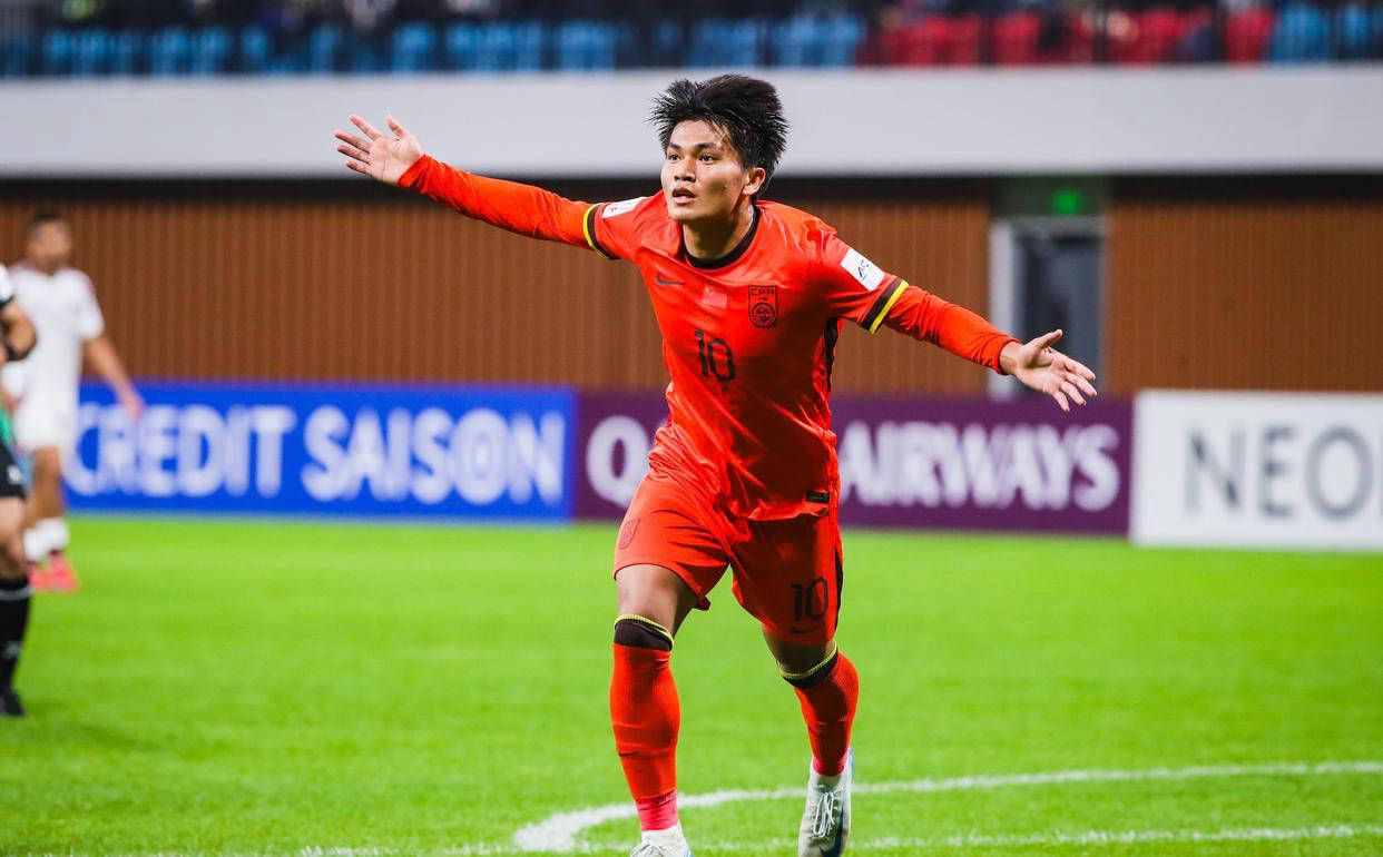 体育界精彩对决：球员们奋力拼搏备受称赞