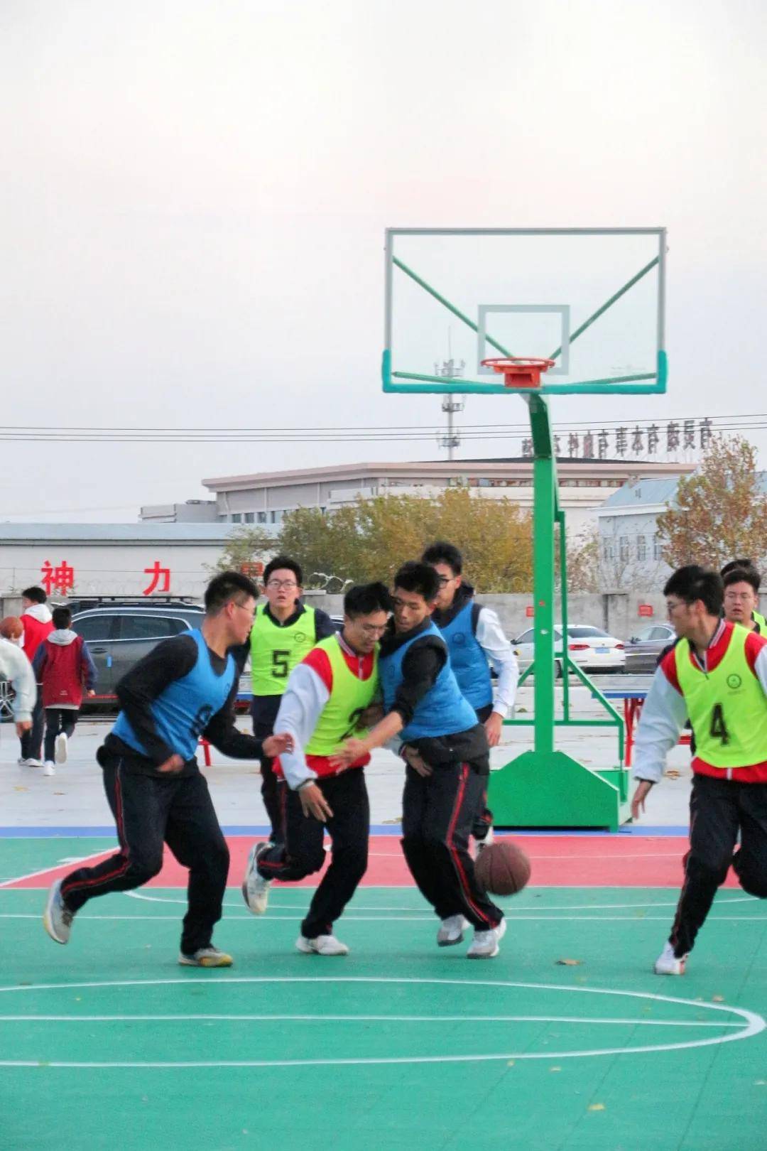 九游VIP-篮球巨星个人表现精彩，队友团结配合