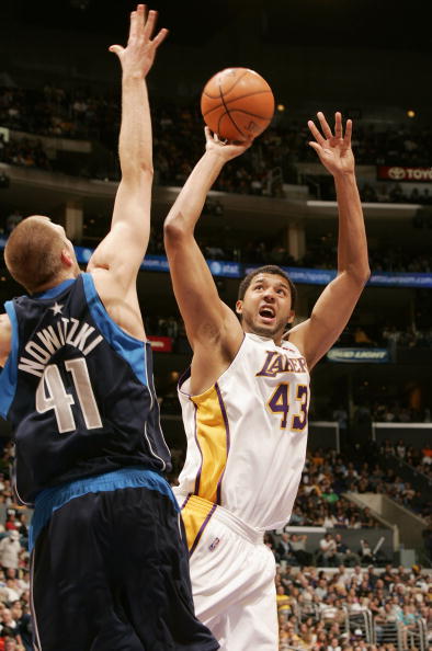 包含小牛新秀上演精彩突破，球队终结连败的词条