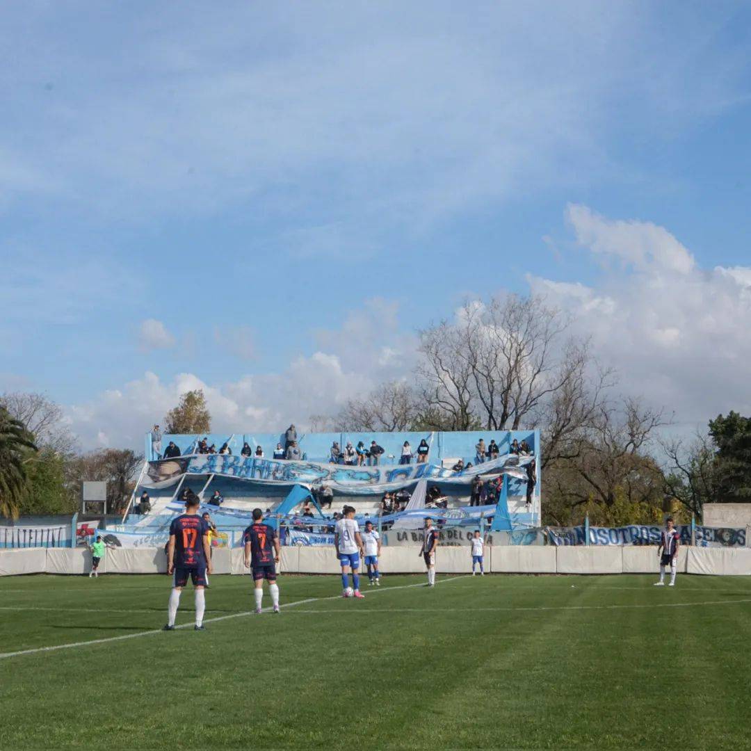 经典足球对决成为城市一道风景线