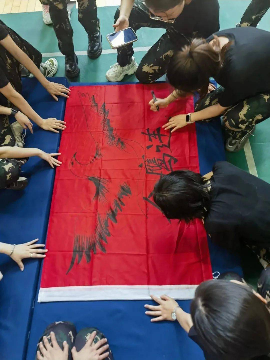 防线坚不可摧，队员奋勇拼搏斩获胜