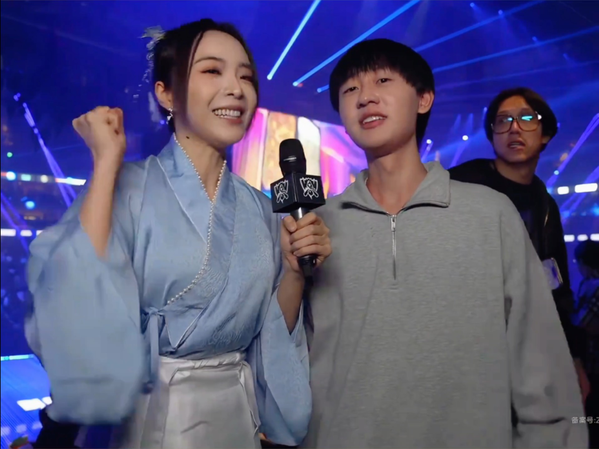 九游娱乐官方-包含BLG险胜T1，Elk极限生还后反打峡谷大战成都决赛之夜，强势挺进下一轮的词条