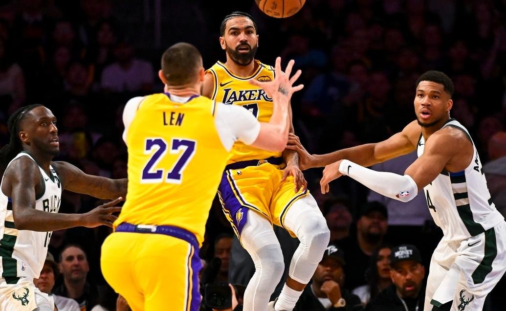 湖人连胜结束，输给雄鹿队