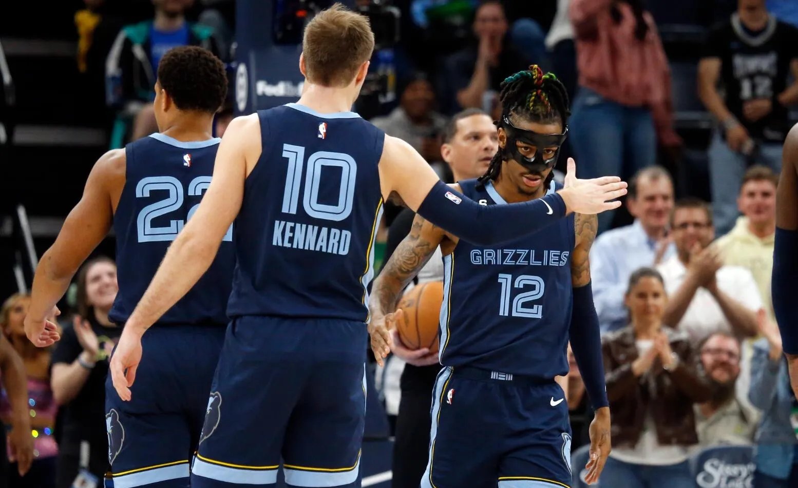 关于灰熊队力克魔术队，终结连败的信息