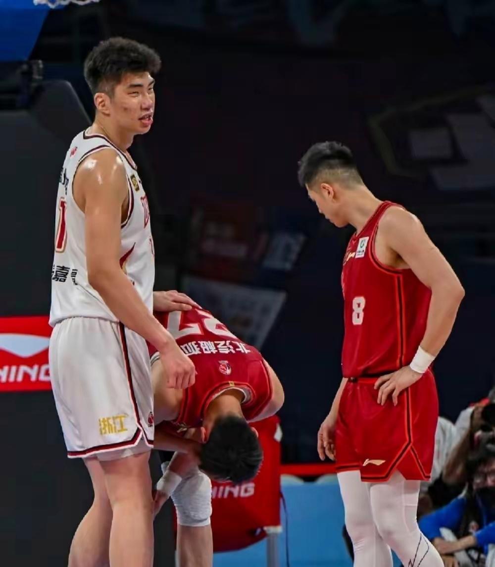上海队险胜青岛队，周琦关键制胜