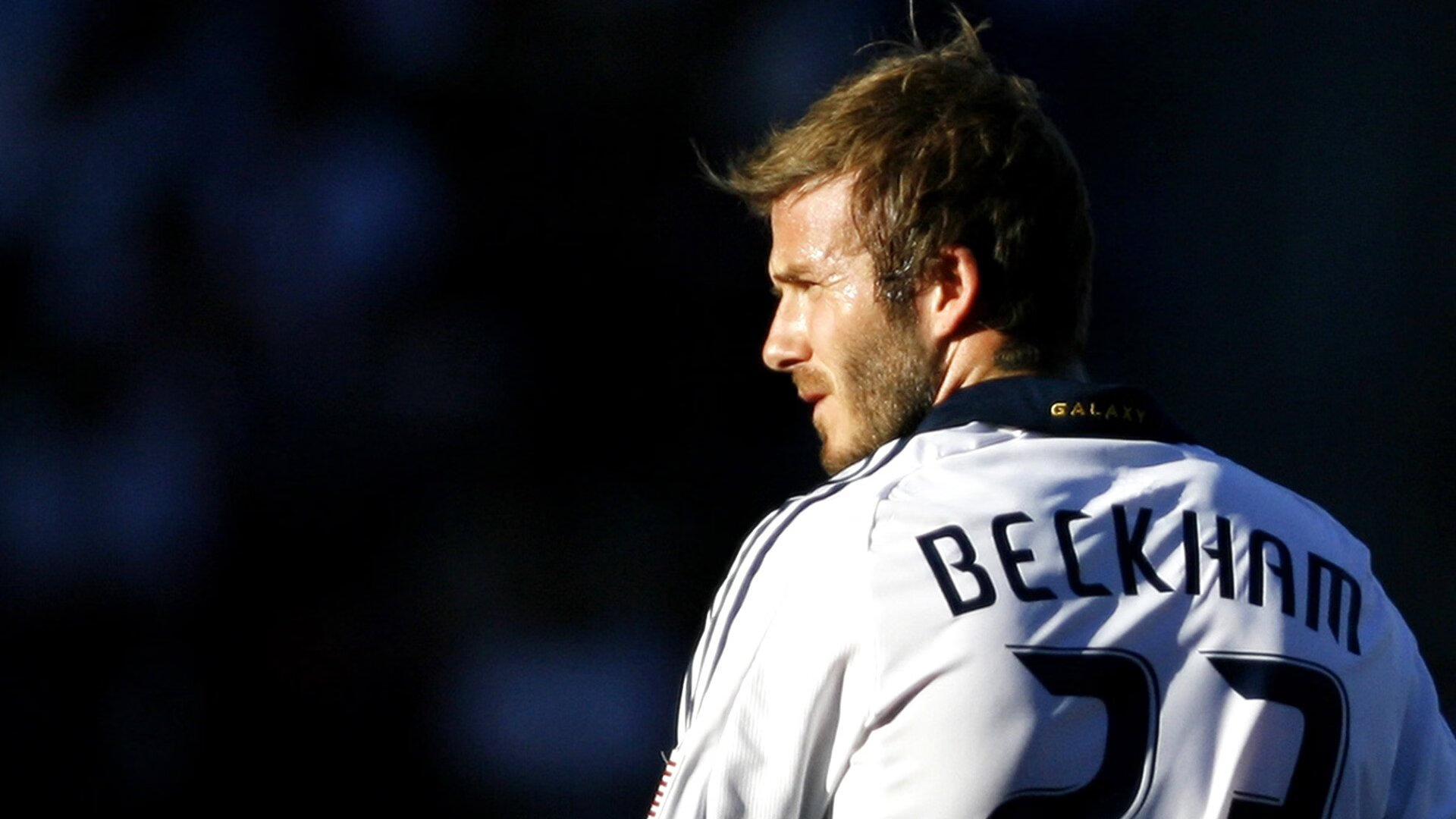 足球的救赎,当萨拉赫化身明灯,伊拉克一脚踢碎黑暗