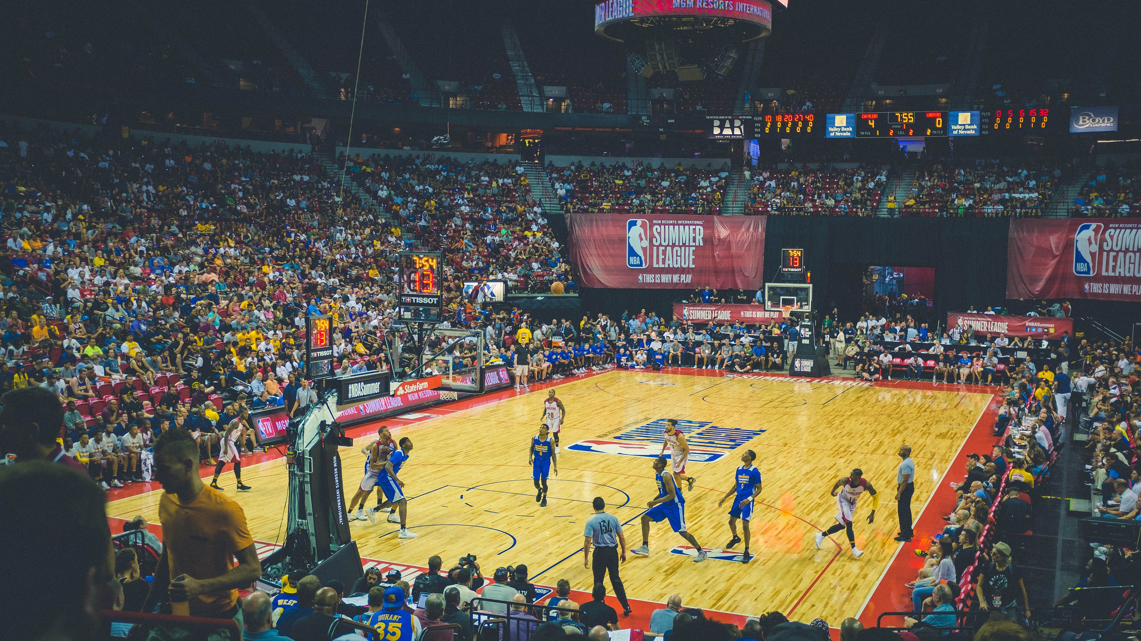 九游体育平台-布克赛后评分惊现满分！湖人用窒息式防守压制吉林队